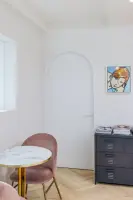 아치 도어가 돋보이는 미니멀 감성 오피스